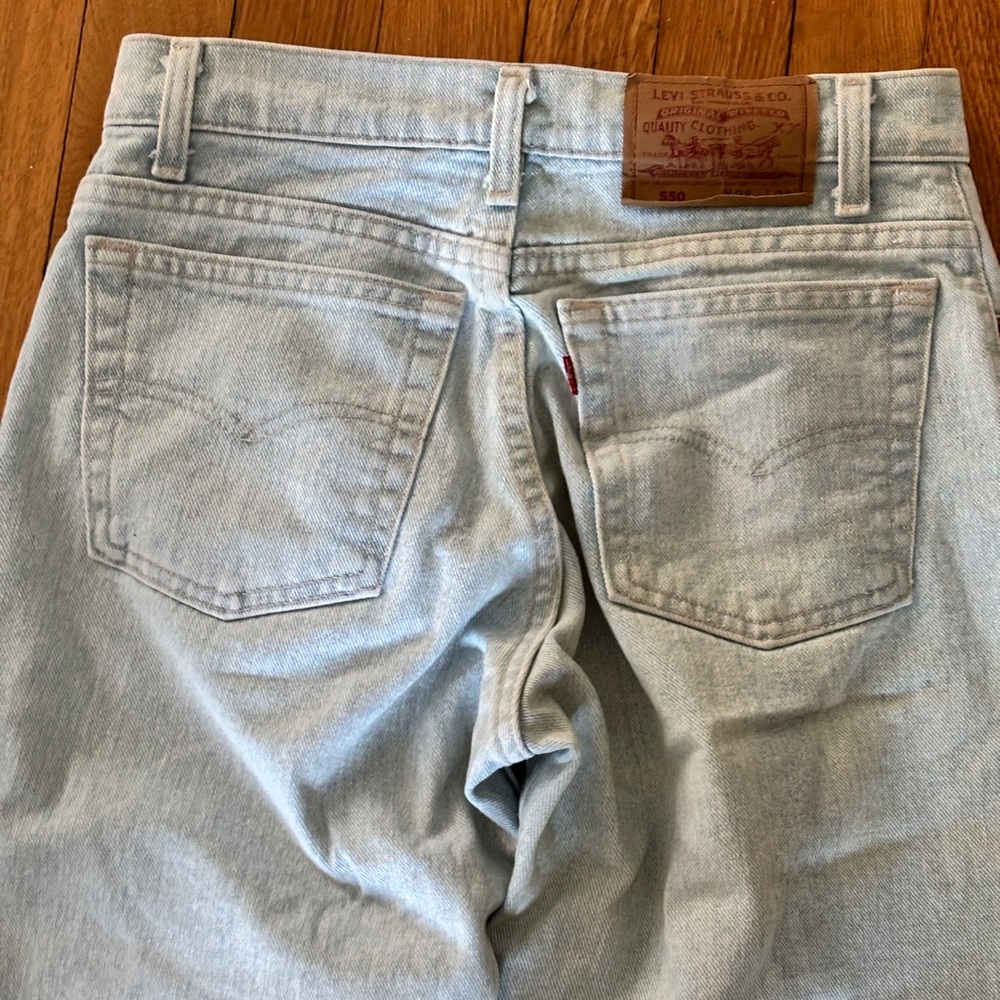 Vintage Levi’s 550 Relaxed Fit High Waist Light Wash Jeans – W28 L34